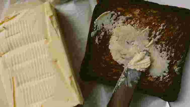 Більше не проблема: простий і швидкий спосіб намазати мерзле масло на хліб