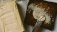 Більше не проблема: простий і швидкий спосіб намазати мерзле масло на хліб