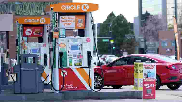 У США бензин подорожчав до максимуму з 2023 року 