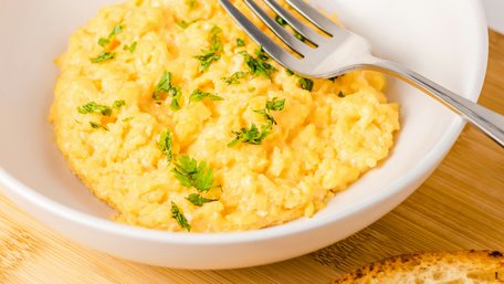 Три варіанти, які добре працюють: чим замінити молоко в омлеті