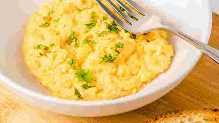 Три варіанти, які добре працюють: чим замінити молоко в омлеті