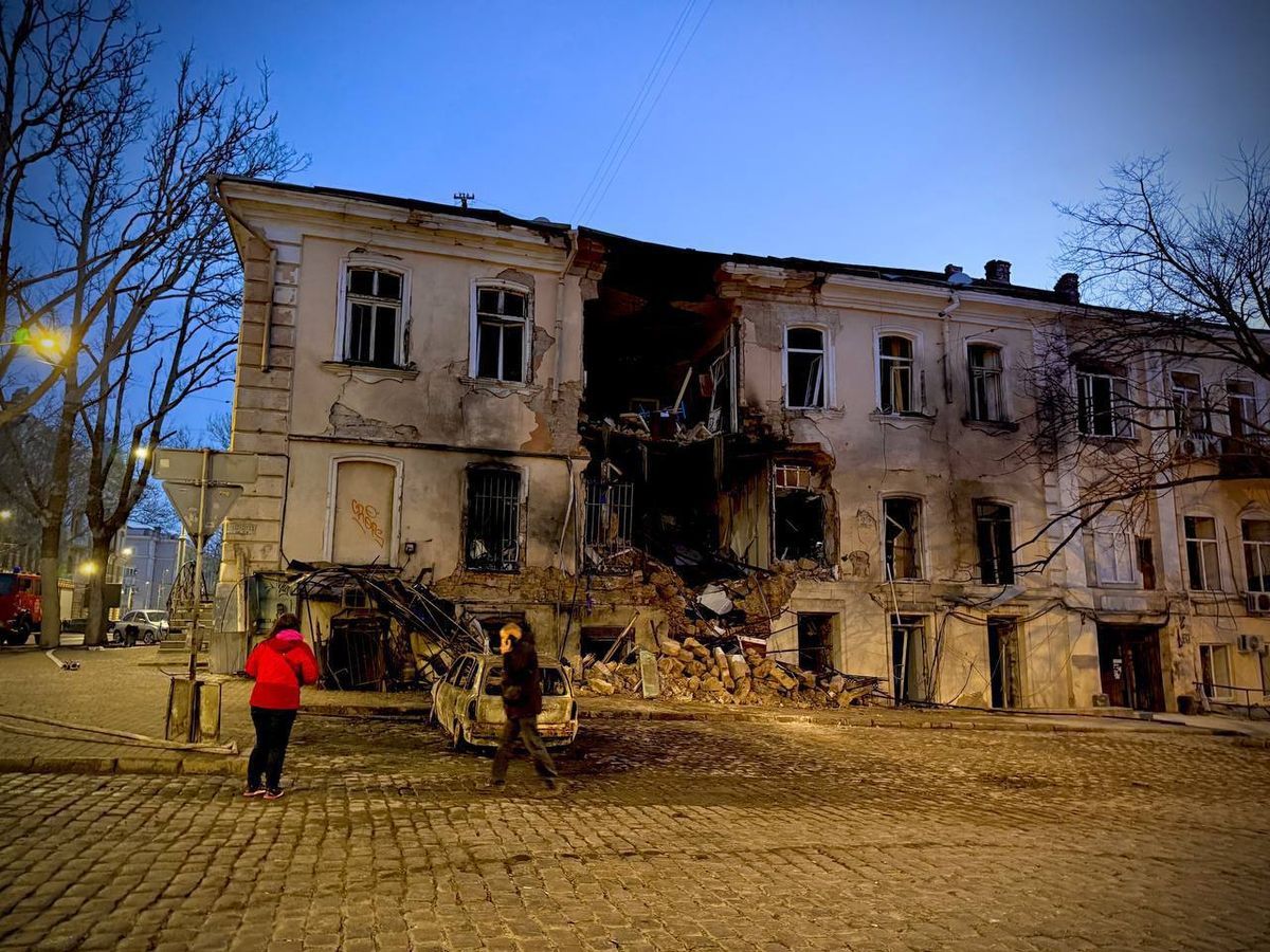 Росіяни масовано атакували житлову забудову Одеси, є постраждалі 