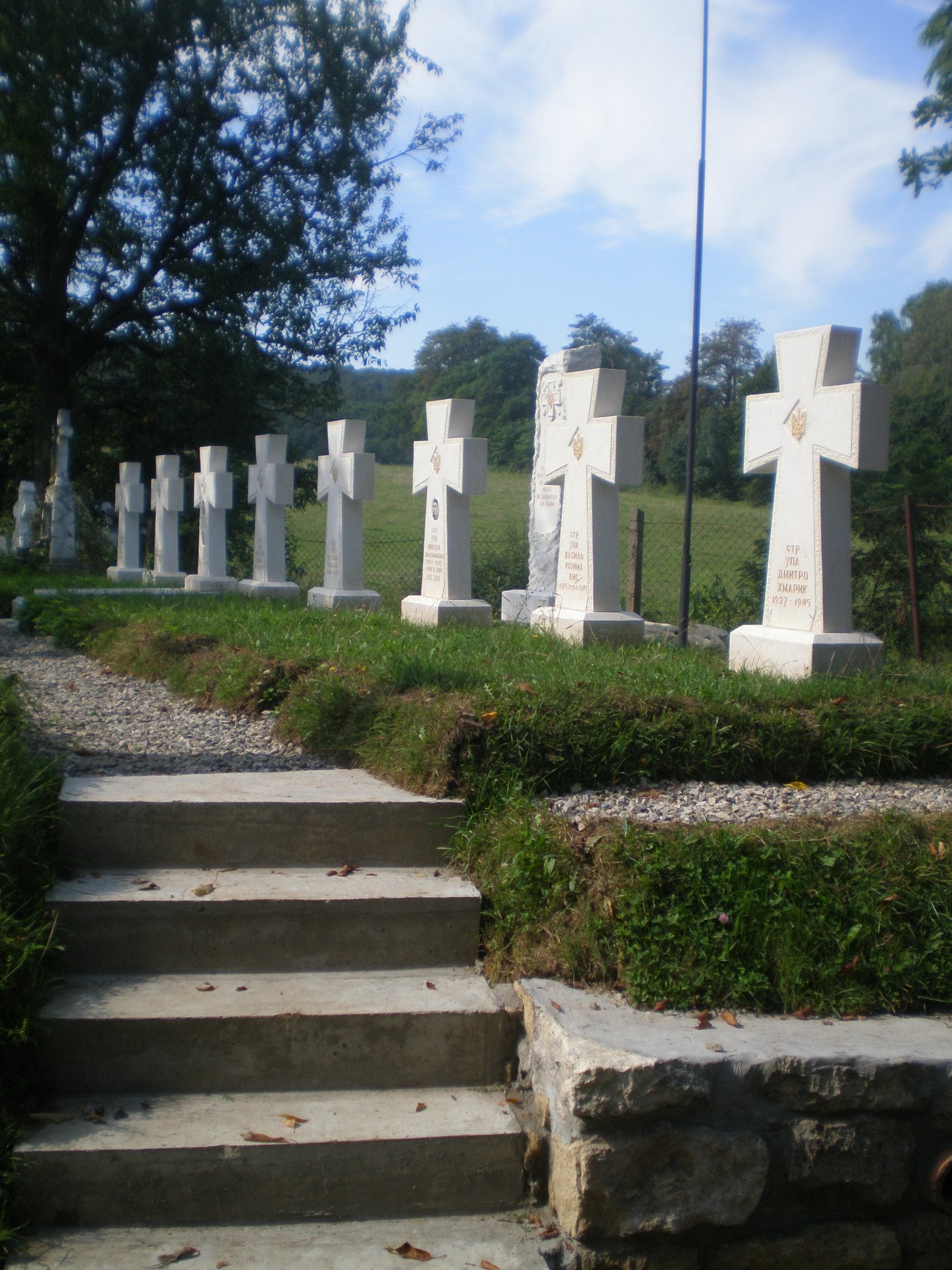 Меморіал воякам УПА у с. Колеличі на Перемишлянщині (фото Івана Щурка)