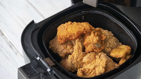 Не поспішайте класти все підряд: які продукти не варто готувати в аерогрилі