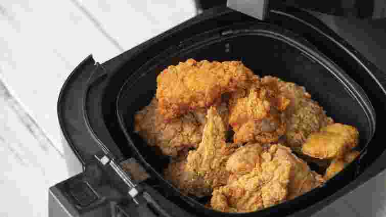 Не поспішайте класти все підряд: які продукти не варто готувати в аерогрилі
