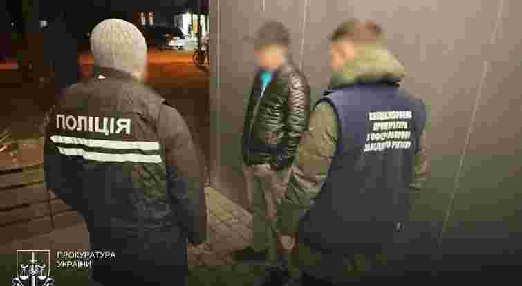 На Львівщині затримали капітана за вимагання 5 тис. доларів хабаря у курсанта