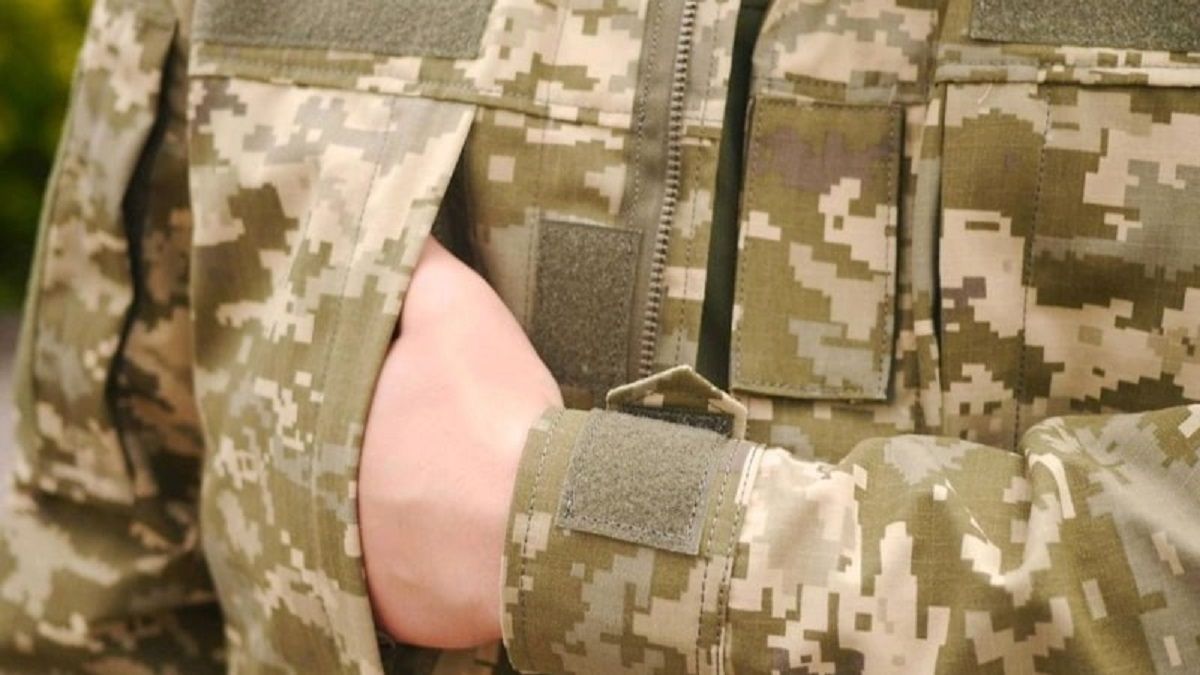 Дезертир без ноги жебракував на вулицях Франківська у військовій формі