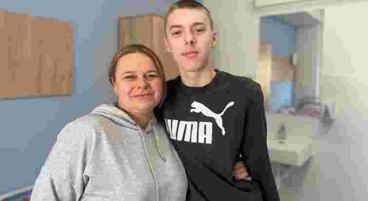 Хірурги провели у Львові надскладну операцію 16-річному підлітку з критичним викривленням хребта