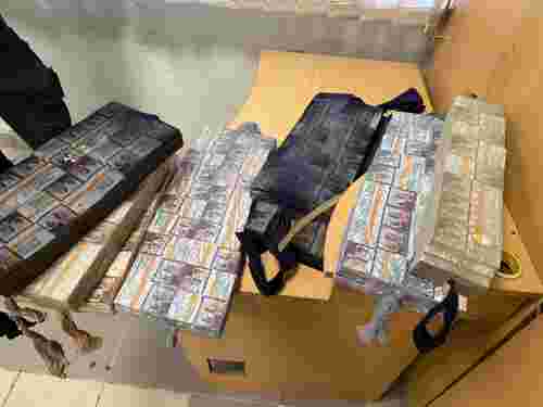 На кордоні з Угорщиною затримали трьох закарпаток із захованою під одягом партією сигарет