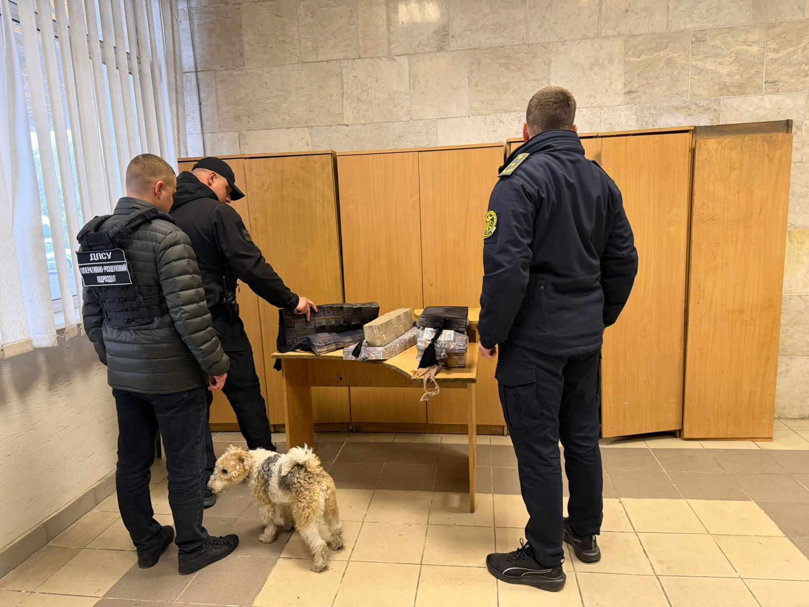 Металошукач спрацював на обгортку з фольги всередині пачок