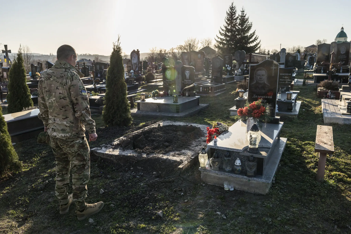 Назар Далецький відвідав могилу, в якій під його іменем поховали іншого воїна