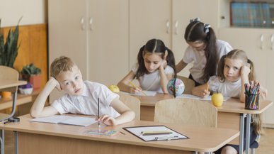 У польських школах учням заборонять використовувати мобільні телефони