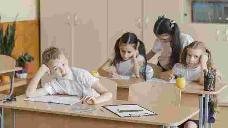 У польських школах учням заборонять використовувати мобільні телефони