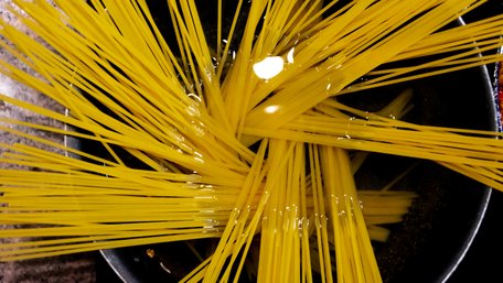 Чому не варто варити макарони в маленькій каструлі: пояснення