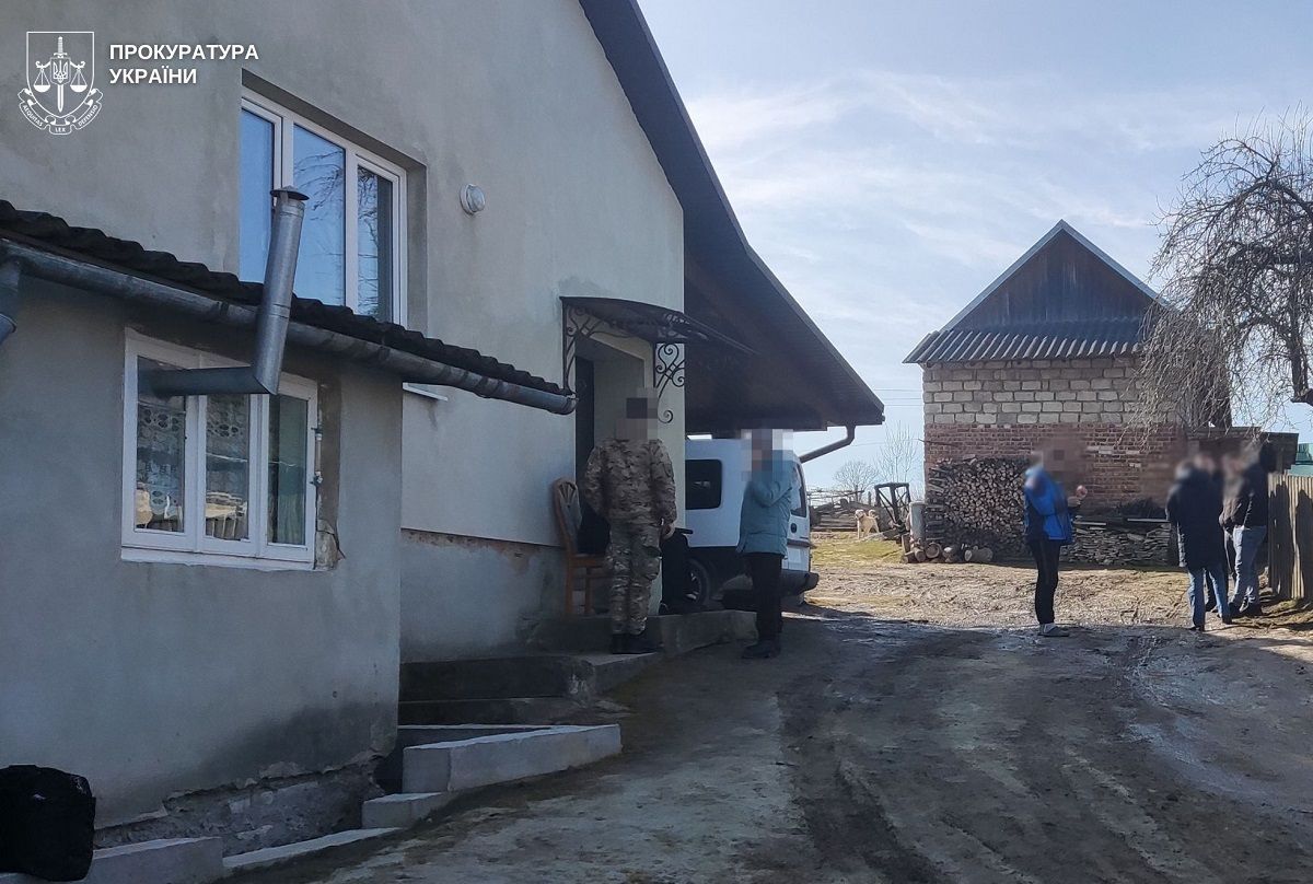 На Львівщині чоловік проник у будинок родини та викрав майже мільйон гривень