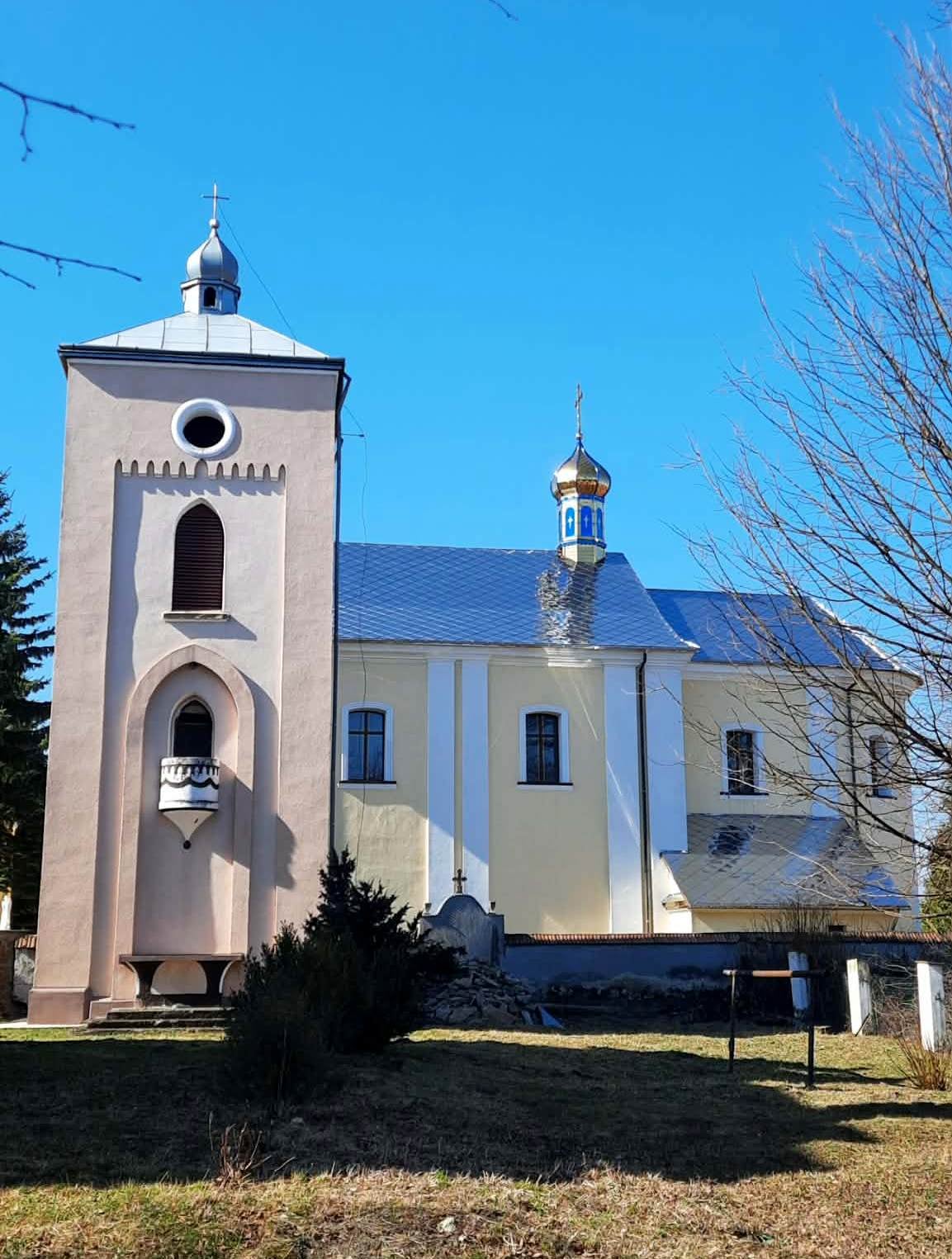 На православній церкві замінили бані і перефарбували фасад (фото ZAXID.NET)