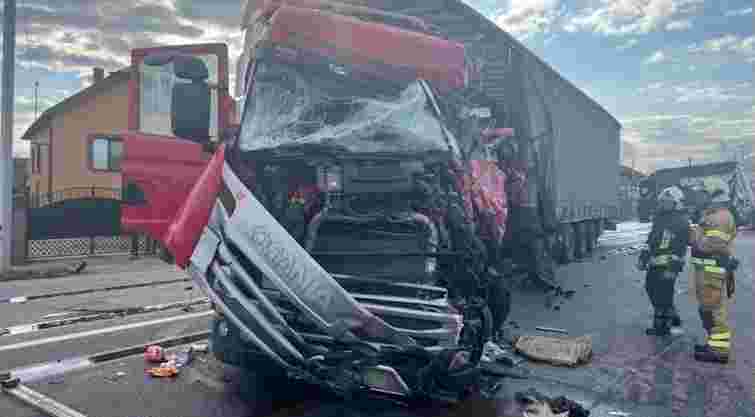 Біля Мукачева водій вантажівки виїхав на зустрічну смугу та вчинив смертельну ДТП