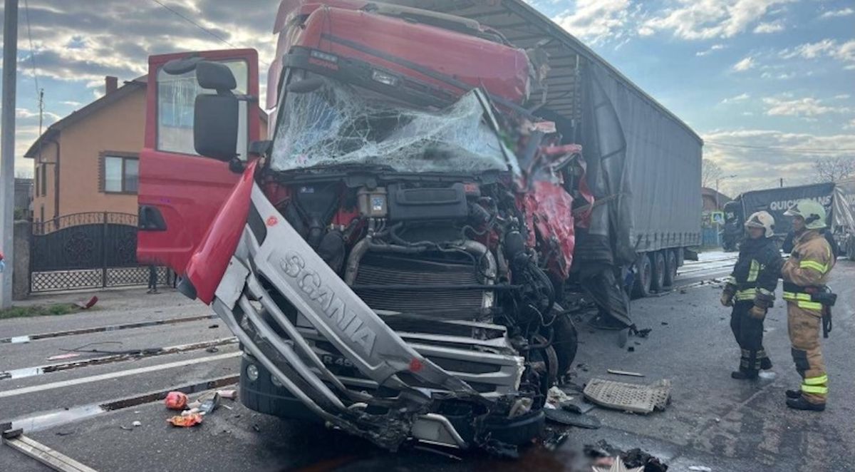 Біля Мукачева водій вантажівки виїхав на зустрічну смугу та вчинив смертельну ДТП