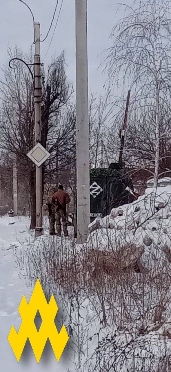 На фото військові РФ та автомобіль, який підпалив росіянин