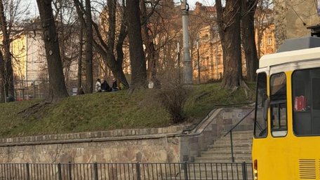 У Львові шестирічна дівчинка потрапила до лікарні після падіння з велосипеда в центрі міста