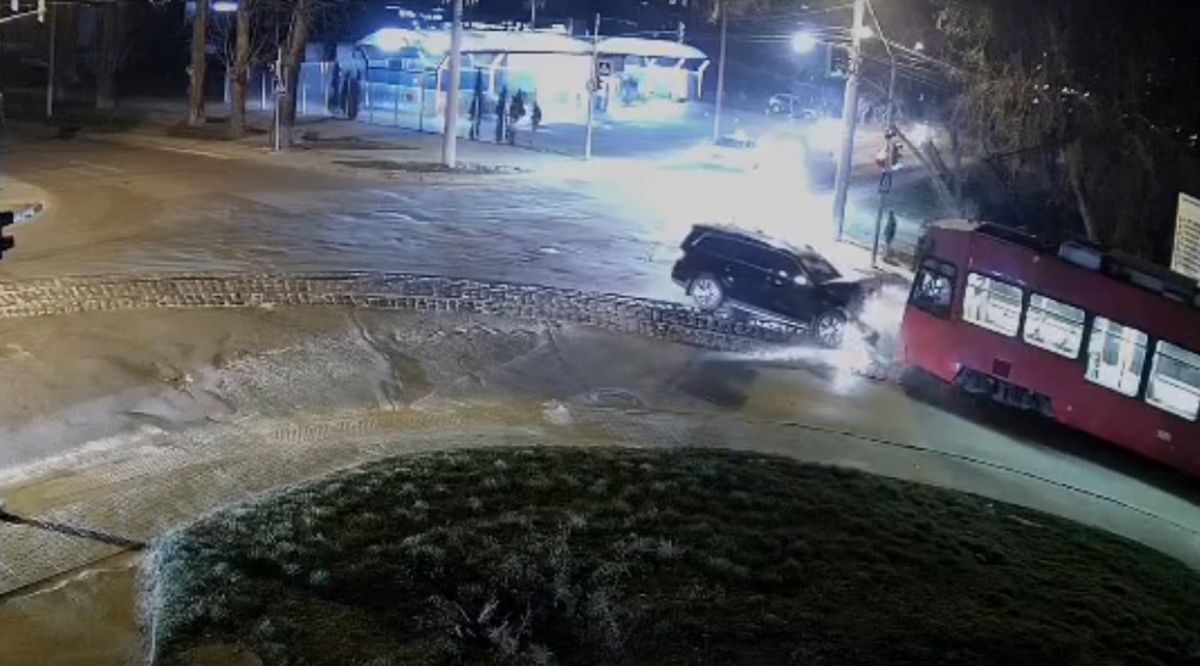 Львівський підприємець переховується після лобової ДТП з трамваєм