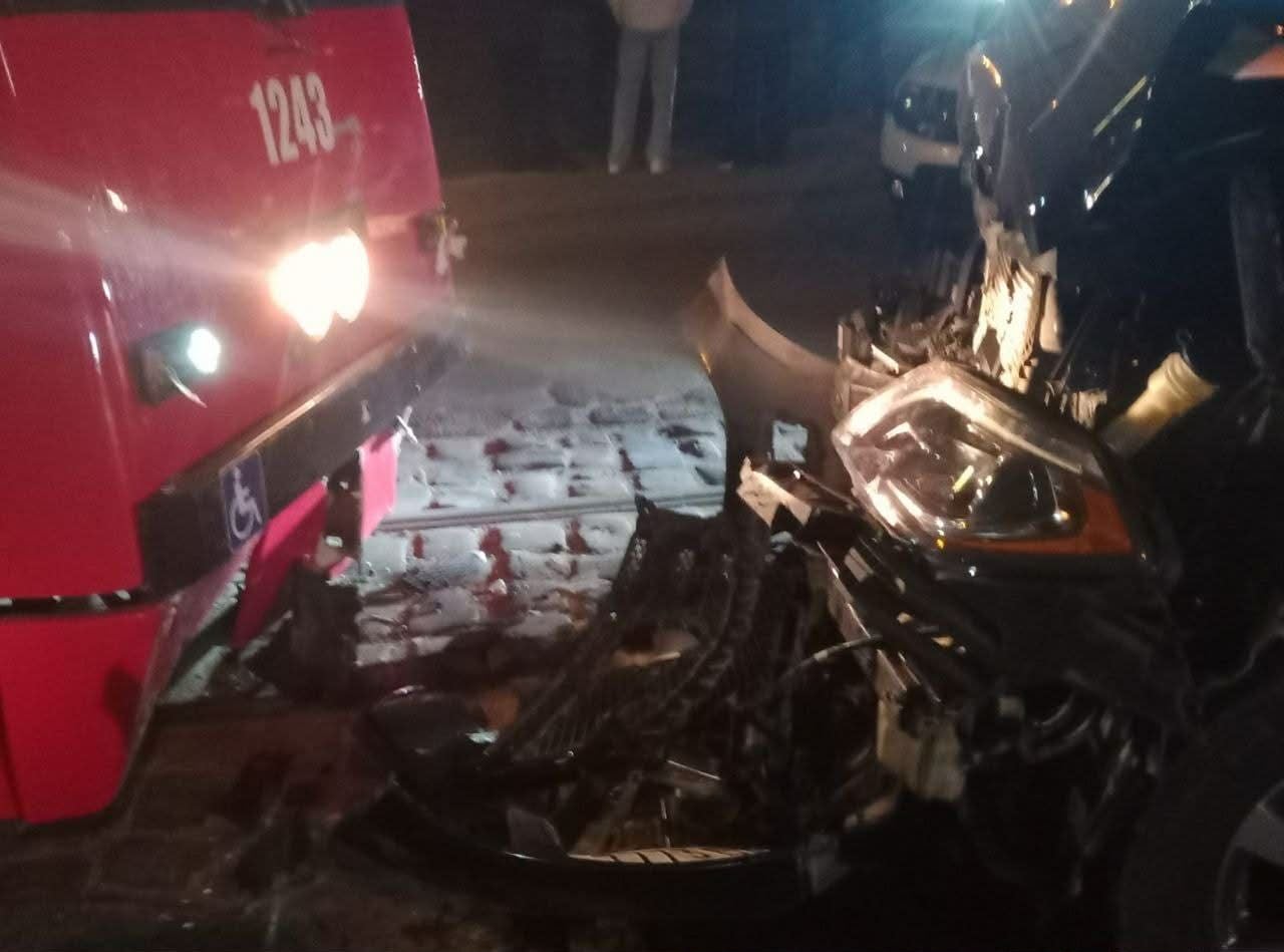 У результаті ДТП позашляховик і трамвай отримали значні пошкодження (фото ZAXID.NET)