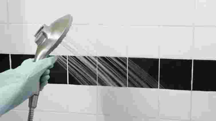 Майже магічний розчин: як відмити душову кабіну від нальоту