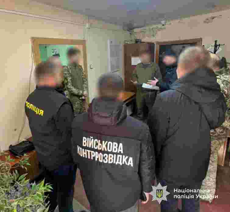 Посадовця ТЦК і його батька підозрюють в оформленні документів для ухилянтів на Прикарпатті