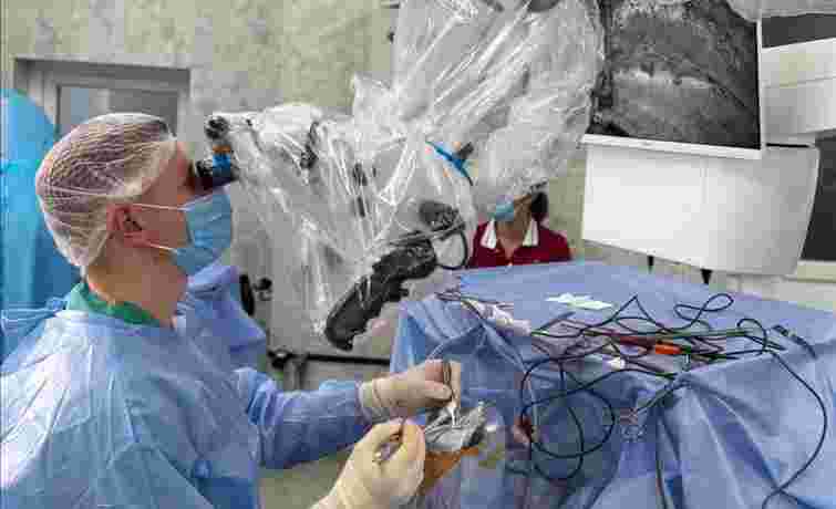 Рівненські нейрохірурги врятували 59-річного пацієнта від паралічу