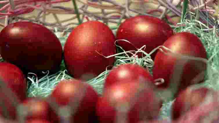 Бюджетний спосіб: як пофарбувати яйця в бордовий колір