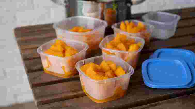 Невидима небезпека: чи варто розігрівати їжу в пластиковому контейнері