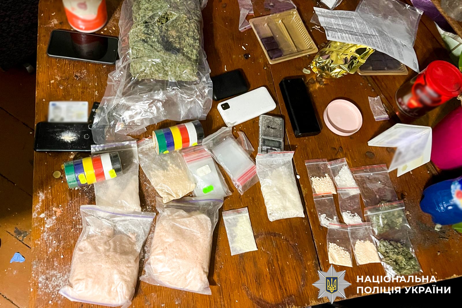 Результати обшуків у трьох підозрюваних (фото поліції)