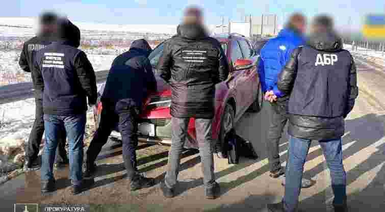 Звільнили львівського митника, який переправляв чоловіків за паспортами пенсіонерів
