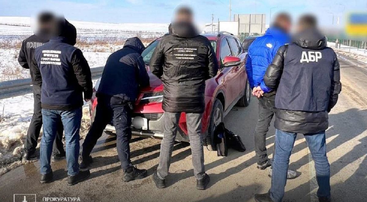 Звільнили львівського митника, який переправляв чоловіків за паспортами пенсіонерів