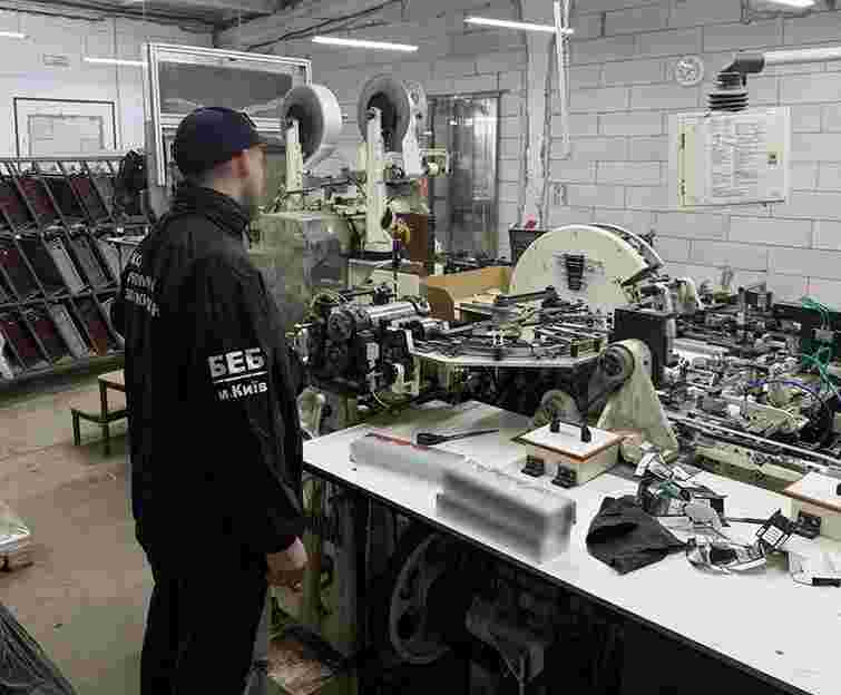 Підпільну тютюнову фабрику з доходом у мільярд гривень викрили у Чернівцях