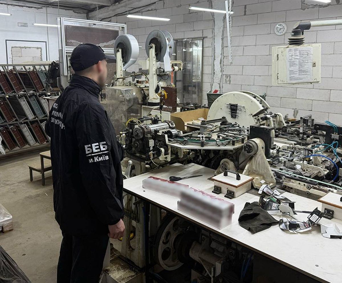 Підпільну тютюнову фабрику з доходом у мільярд гривень викрили у Чернівцях
