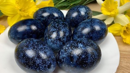 Незвичні відтінки: як пофарбувати яйця чаєм каркаде