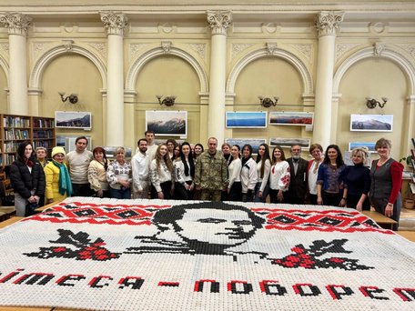 У Львові створили панно Шевченка з понад 15  тис. пластикових кришок. Фото дня