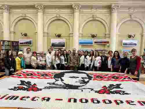 У Львові створили панно Шевченка з понад 15  тис. пластикових кришок. Фото дня