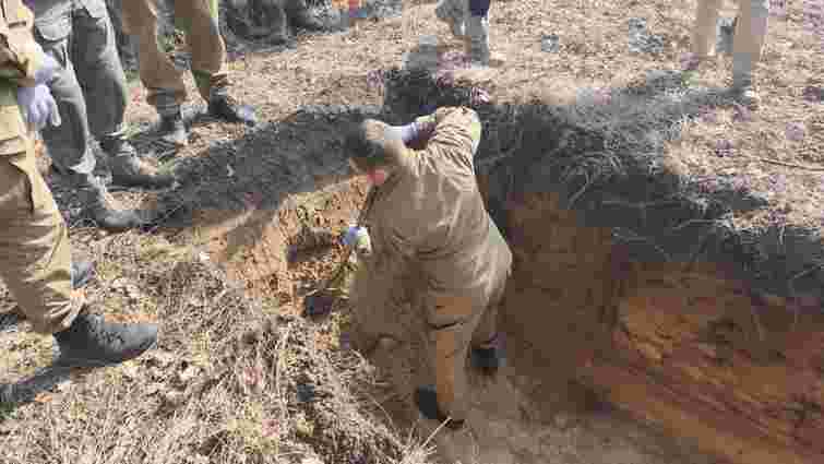 У селі Угли на Рівненщині розпочали пошуково-ексгумаційні роботи