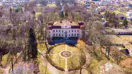 Палац архієпископів та музей воєнної історії: що подивитися в Оброшиному та громаді