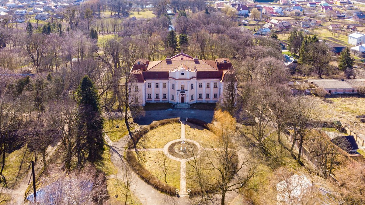 Палац архієпископів та музей воєнної історії: що подивитися в Оброшинській громаді