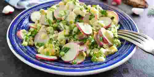 Салат з яйцями, редискою і картоплею. Рецепт дня