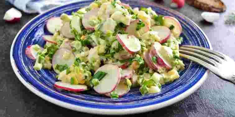 Салат з яйцями, редискою і картоплею. Рецепт дня