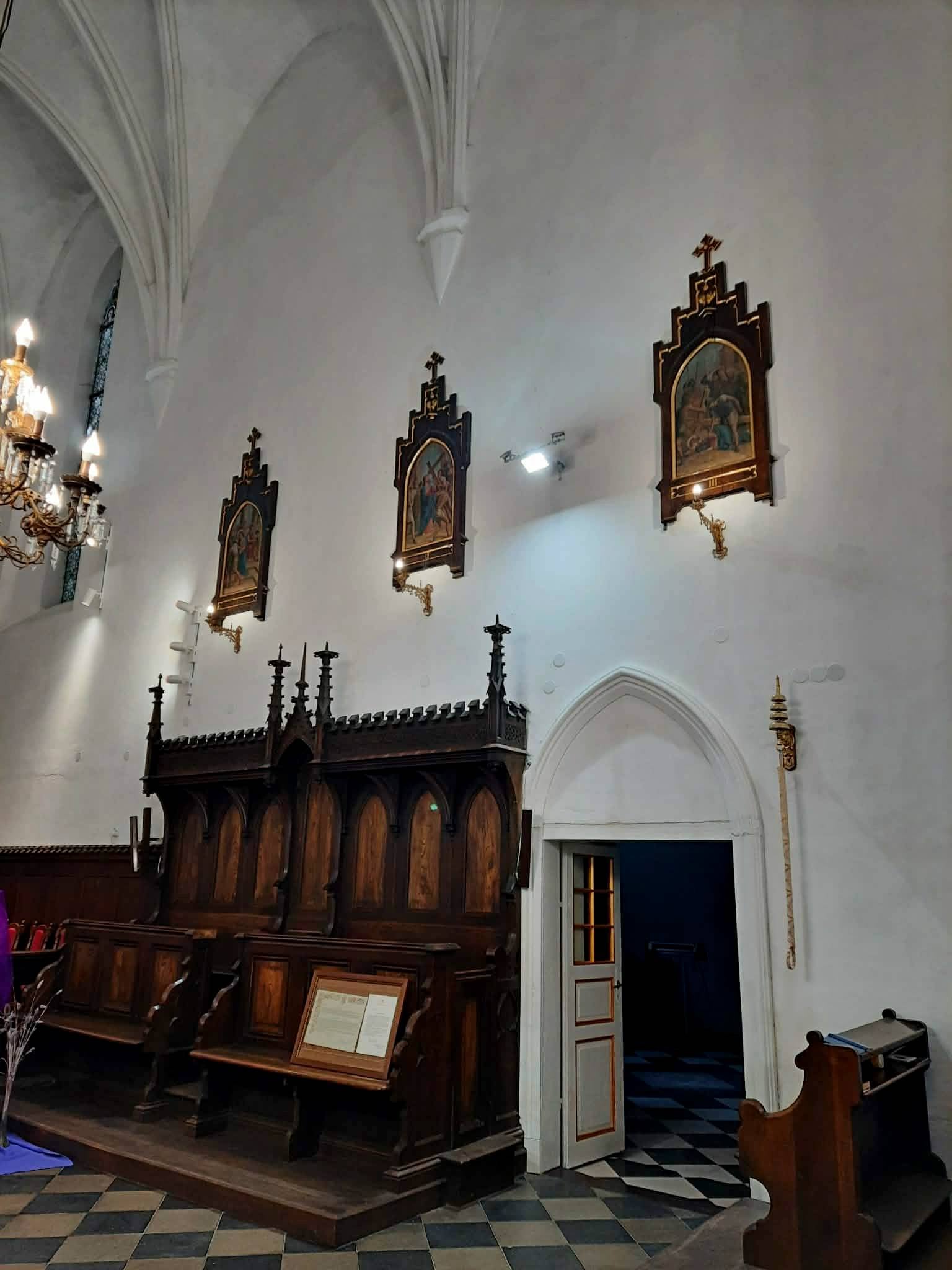 Крісла для каноніків і хресна дорога