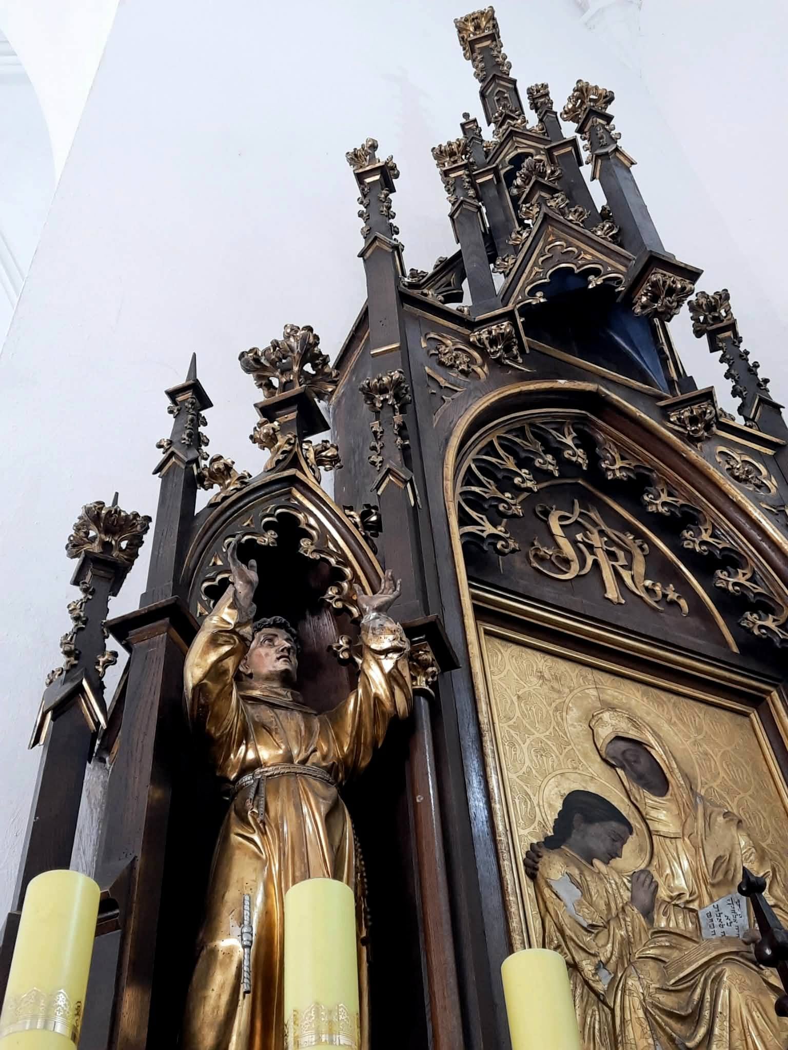 Витончена різьба на вівтарях