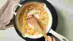 Смажена цибуля може бути смачною: що слід додати на сковороду