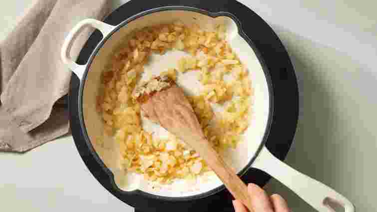 Смажена цибуля може бути смачною: що слід додати на сковороду