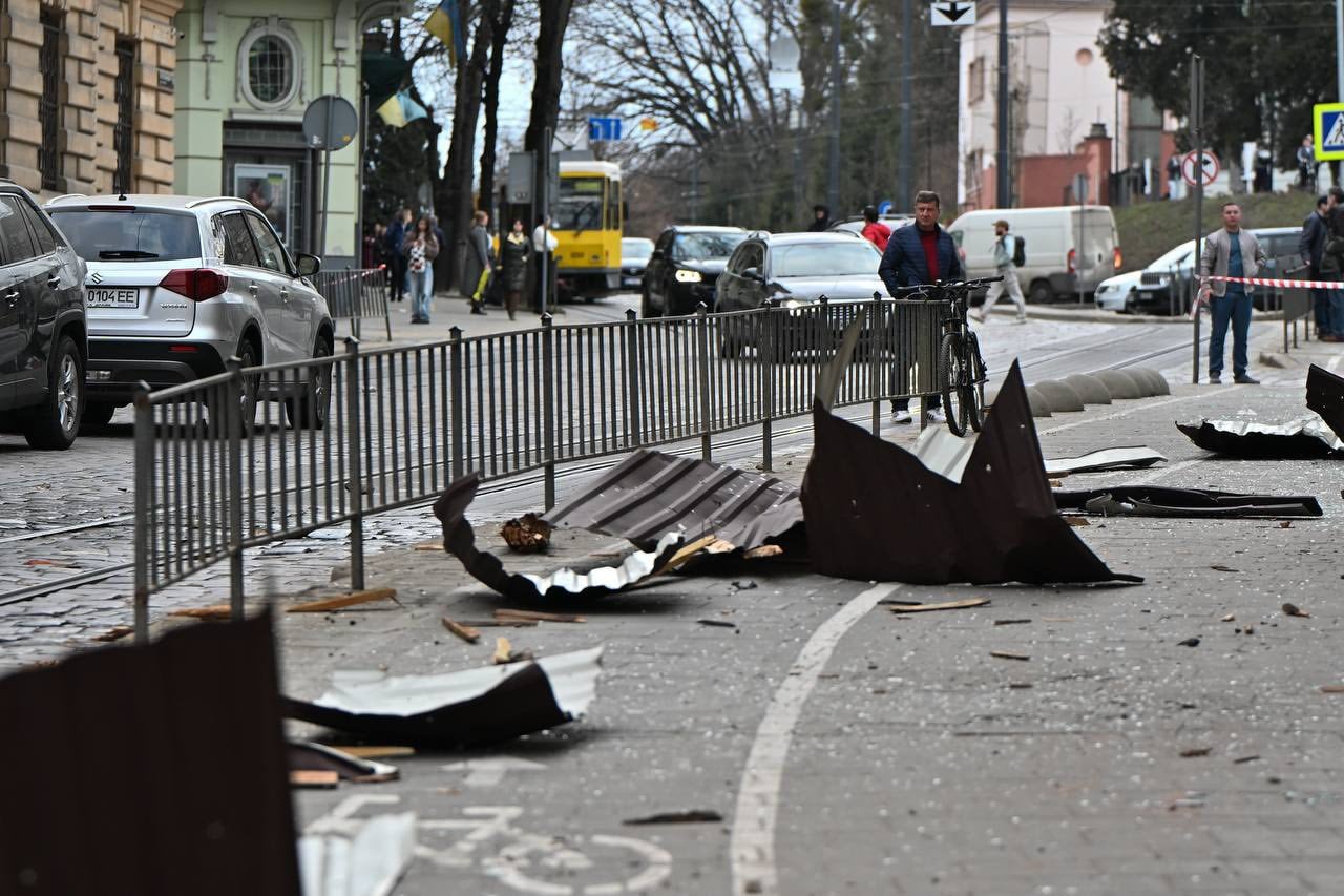 Уламки ударного дрону на вул. Степана Бандери у Львові