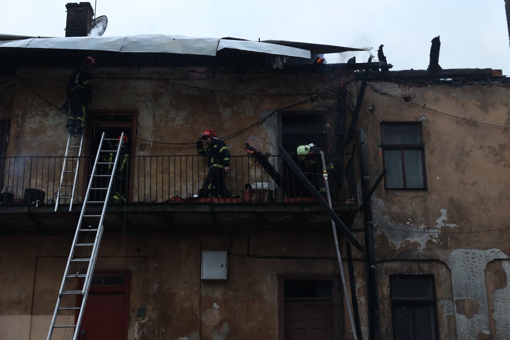 В будинку на площі Соборній, 3 рятувальники гасили пожежу кілька годин поспіль